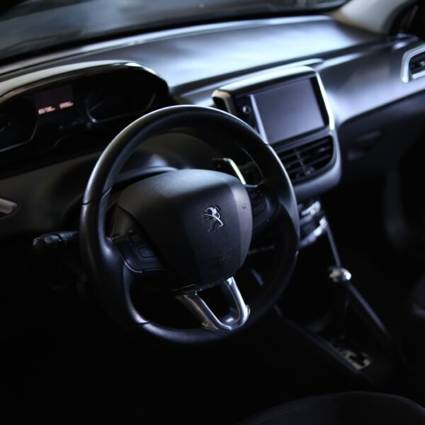 Peugeot 208 Griffe 1.6 Aut. 2014 - Imagem 9